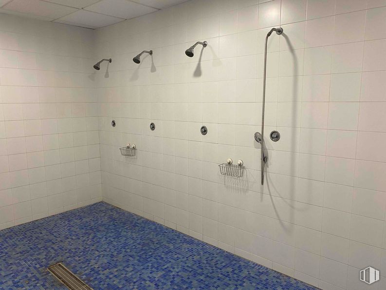 Industrial for sale at Zona industrial, Torrejón de Ardoz, Madrid, 28850 with shower, flooring, floor, plumbing fixture, composite material, tile, plumbing, bathroom, shower head and design around