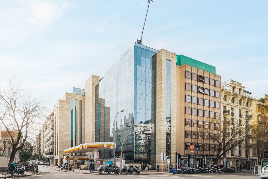 Oficina en alquiler en Calle Goya, 24, Salamanca, Madrid, 28001 con edificio, cielo, rueda, nube, neumático, infraestructura, rascacielos, bloque de pisos, diseño urbano y árbol alrededor