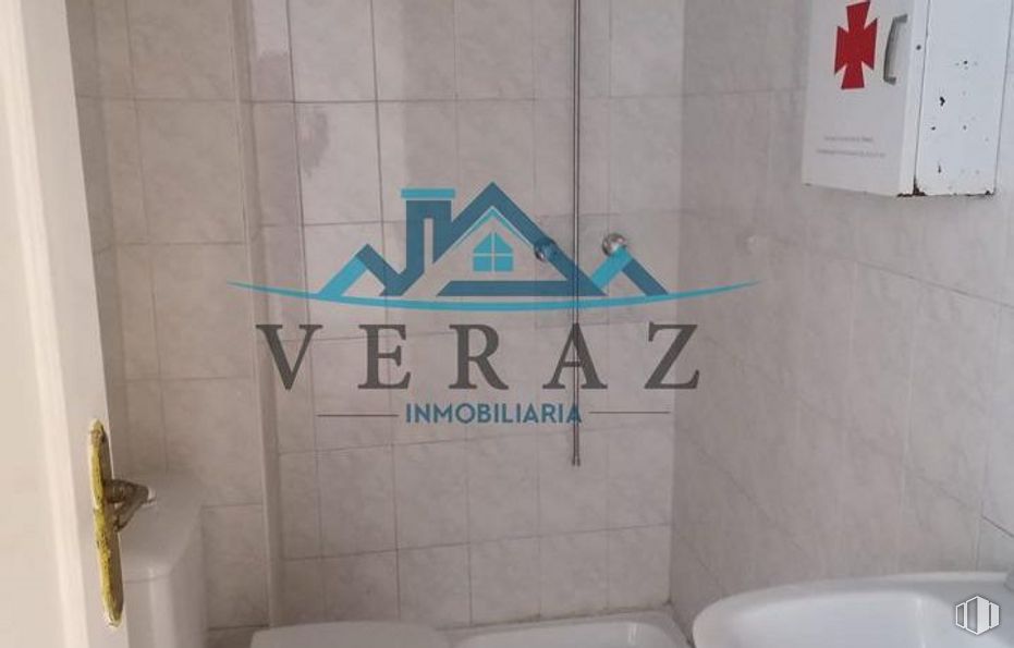 Retail for sale at Calle Portiña del Salvador, Talavera de la Reina, Toledo, 45600 with sink, toilet, property, plumbing fixture, white, bathroom, interior design, floor, line and font around