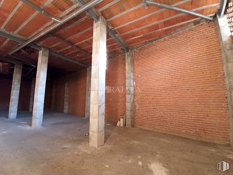 Retail for rent at Calle Calera, Talavera de la Reina, Toledo, 45600 with building, wood, floor, brick, brickwork, flooring, building material, composite material, beam and house around