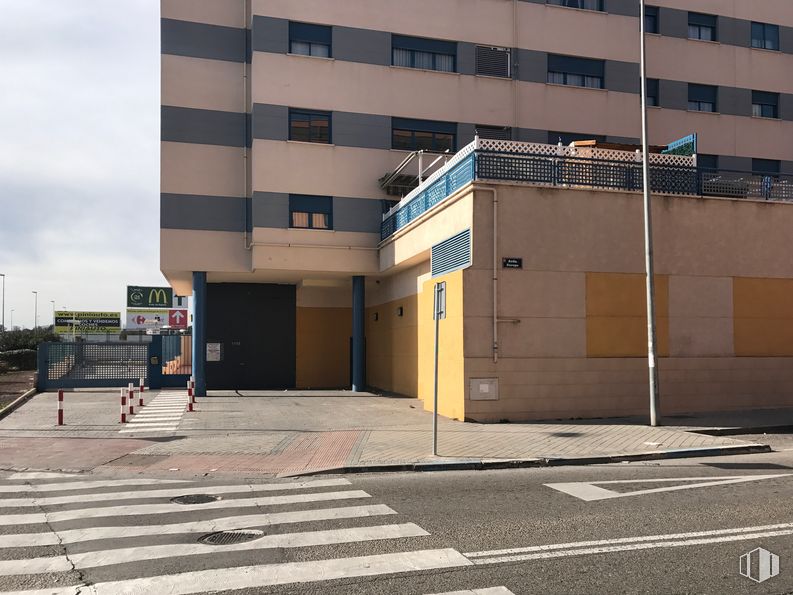 Local en alquiler en Avenida Europa, 122, Valdemoro, Madrid, 28341 con edificio, ventana, diseño urbano, asfalto, paso de cebra, condominio, zona residencial, fachada, casa y superficie de la carretera alrededor