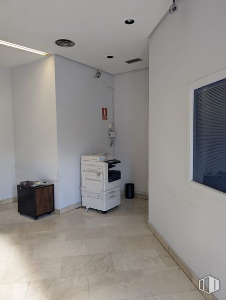 Retail for rent at Calle Canillas, 99, Chamartín, Madrid, 28002 with window, window blind, filing cabinet, chest of drawers, flooring, floor, ceiling, interior design, tile flooring and tile around