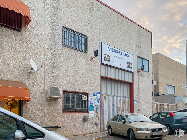 Industrial for sale at Calle Segura, 11, Mejorada del Campo, Madrid, 28840 with car, window, building, automotive parking light, land vehicle, tire, wheel, vehicle, sky and cloud around