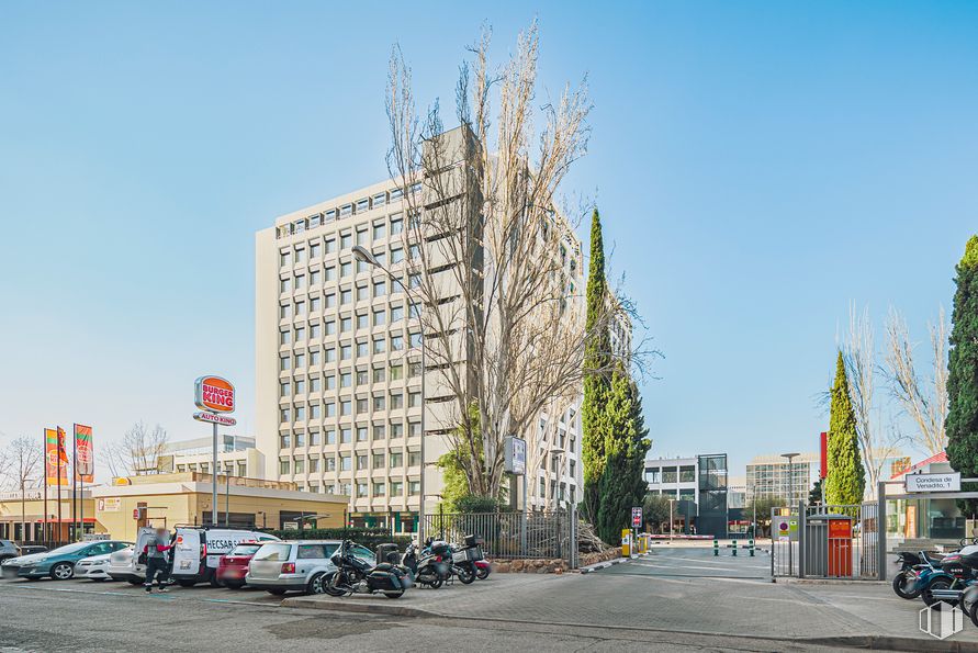 Oficina en alquiler en Calle Condesa de Venadito, 1, Ciudad Lineal, Madrid, 28027 con edificio, coche, rueda, vehículo terrestre, cielo, durante el día, neumático, vehículo, árbol y diseño urbano alrededor