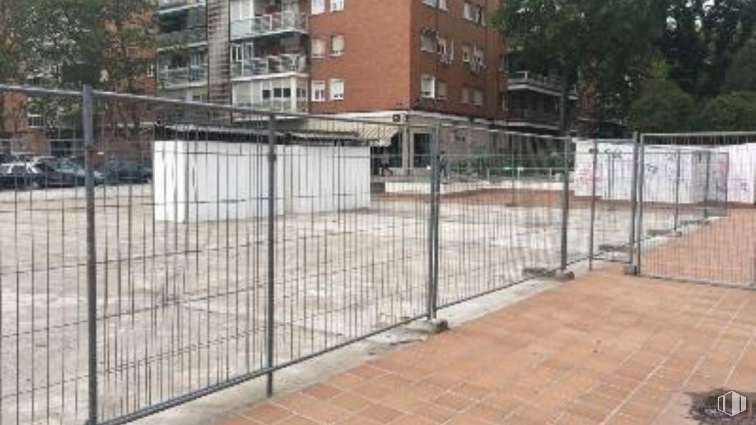 Suelo en venta en Calle Jacobina, 4, Carabanchel, Madrid, 28047 con edificio, valla, ventana, malla, accesorio, material compuesto, cerca de alambre, árbol, cercas para el hogar y fachada alrededor