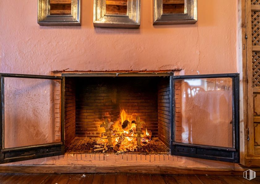 Retail for sale at Plaza Mayor, Pedraza, Segovia, 40172 with fireplace, picture frame, property, wood, window, amber, rectangle, orange, building and hearth around