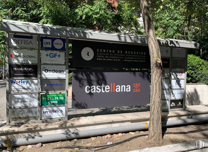 Oficina en alquiler en Paseo Castellana, 182, Chamartín, Madrid, 28046 con árbol, tipografía, espacio publico, gas, señalización, tecnología, sombra, publicidad, bandera y firmar alrededor