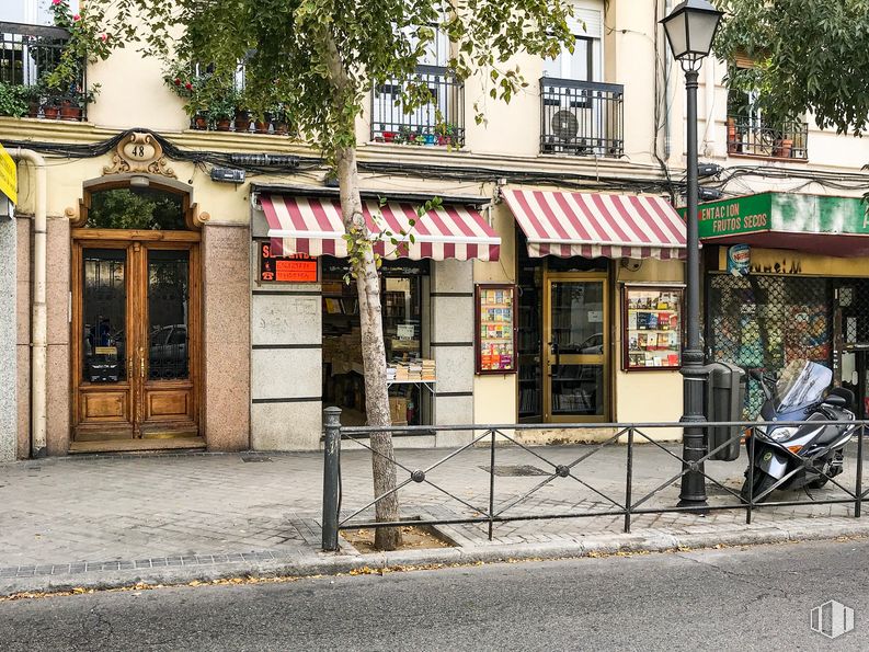 Retail for sale at Calle Vallehermoso, 48, Chamberí, Madrid, 28015 with door, building, window, tire, wheel, tree, road surface, neighbourhood, plant and wall around