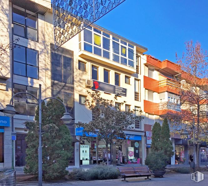 Office for rent at Calle Gran Vía, 28, Majadahonda, Madrid, 28220 with window, building, daytime, property, blue, azure, tree, world, lighting and architecture around