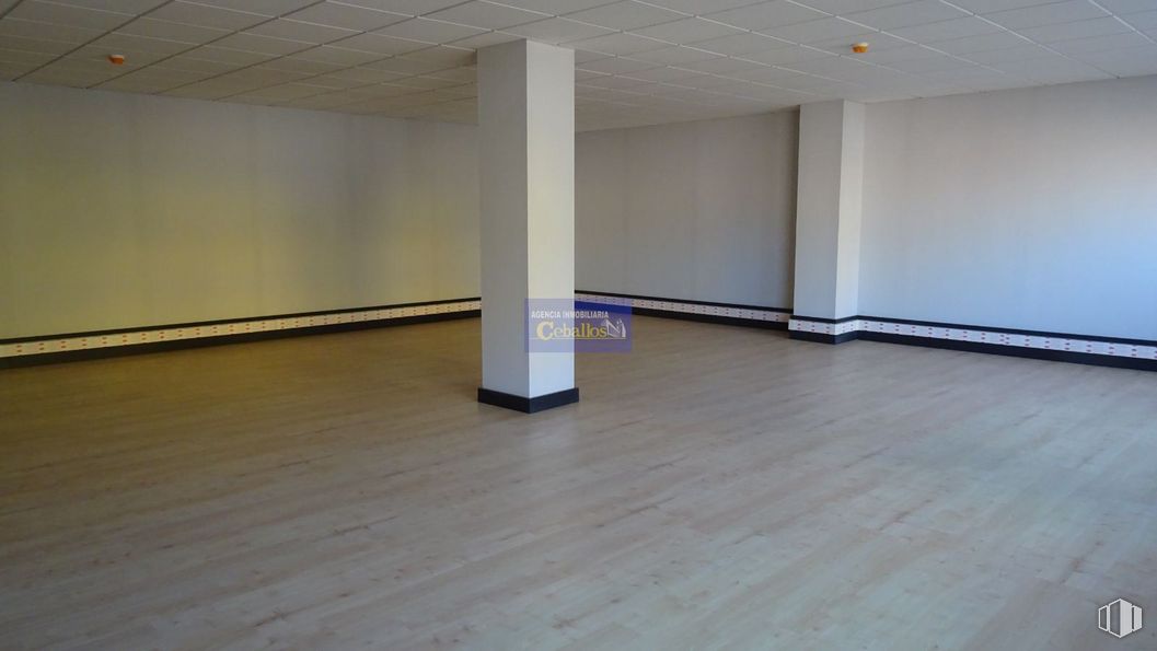 Office for sale at Calle Francisco Aritio, Guadalajara, 19004 with wood, hall, floor, tile flooring, flooring, hardwood, ceiling, glass, composite material and laminate flooring around