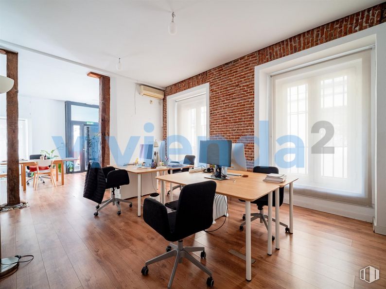 Local en venta en Calle San Simón, Centro, Madrid, 28012 con silla, escritorio, pantalla de ordenador, ventana, mesa, mueble, propiedad, edificio, madera y interiorismo alrededor