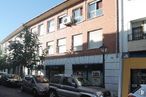 Retail for sale at Centro urbano, Villaviciosa de Odón, Madrid, 28670 with car, building, window, automotive parking light, tire, wheel, land vehicle, vehicle, sky and automotive tire around