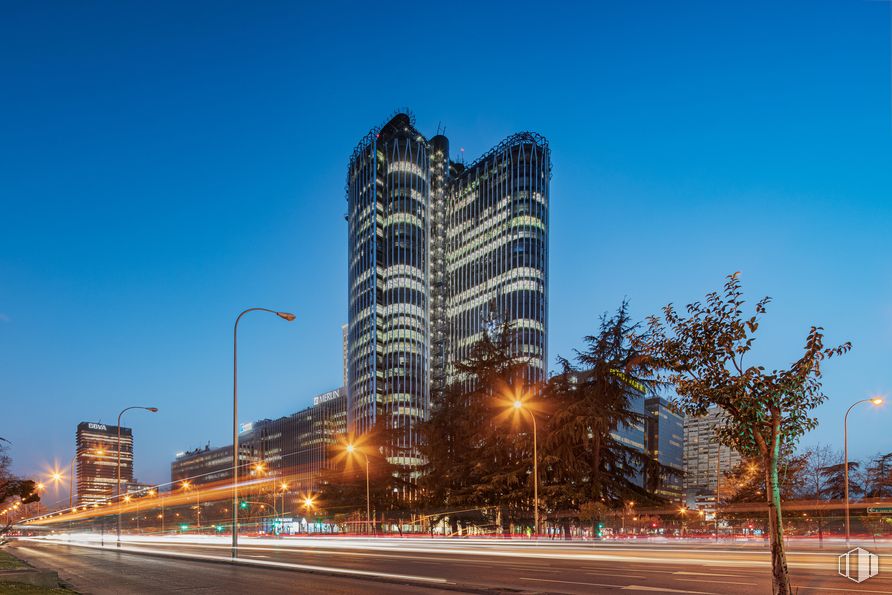 Oficina en alquiler en Torre Europa, Paseo Castellana, 95, Tetuán, Madrid, 28046 con luz de la calle, edificio, cielo, rascacielos, infraestructura, bloque de torre, electricidad, árbol, paisaje urbano y planta alrededor