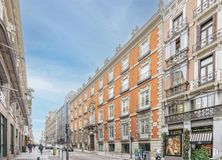 Office for rent at Spaces Las Cortes, Calle Carrera de San Jerónimo, 15, Centro, Madrid, 28014 with building, sky, window, cloud, urban design, thoroughfare, road surface, condominium, residential area and facade around