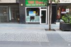 Retail for sale at Calle Trinidad, Talavera de la Reina, Toledo, 45600 with houseplant, flowerpot, plant, building, road surface, tree, urban design, sidewalk, asphalt and fixture around