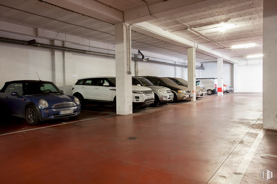 Office for sale at Calle Luis I, Villa de Vallecas, Madrid, 28031 with car, wheel, automotive parking light, tire, land vehicle, vehicle, automotive lighting, motor vehicle, hood and building around