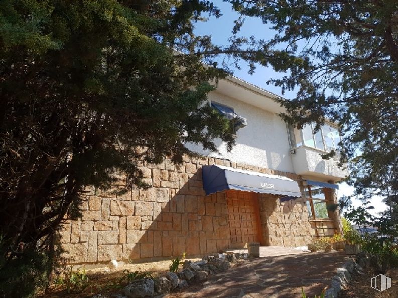 Local en venta en Avenida Serranía Ronda, Valdemorillo, Madrid, 28210 con casa, ventana, planta, cielo, árbol, madera, edificio, sombra, zona rural y tintes y matices alrededor