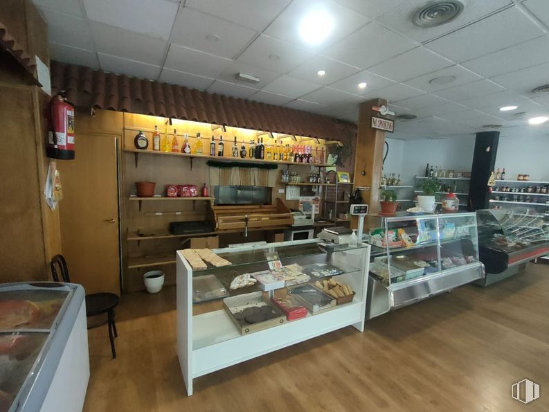 Local en alquiler en Calle Esteban Collantes, Ciudad Lineal, Madrid, 28017 con mueble, estante, estantería, interiorismo, techo, venta al por menor, vitrina, comida, restaurante y vidrio alrededor