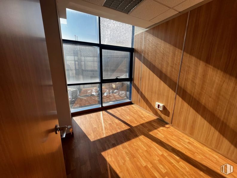 Office for sale at Calle Francisco Alonso, Alcalá de Henares, Madrid, 28806 with wood, flooring, floor, wood flooring, brown, wood stain, hardwood, apartment, glass and plywood around