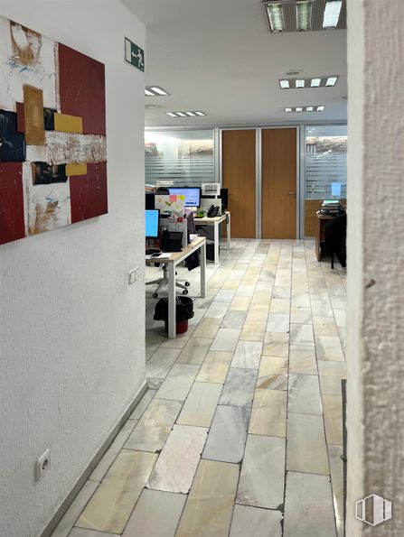 Oficina en venta en Calle José Abascal, Chamberí, Madrid, 28003 con mesa, silla, suelo de baldosas, interiorismo, suelos, suelo, puerta, planta de interior, techo y accesorio alrededor