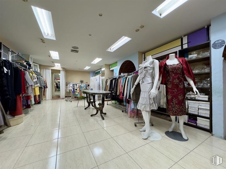 Retail for rent at Calle Trinidad, Talavera de la Reina, Toledo, 45600 with dress, lighting, light fixture, table, clothing, interior design, shopping, retail, fashion design and customer around