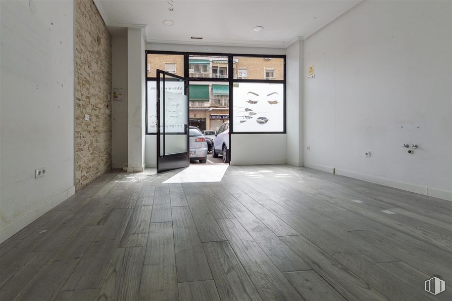 Retail for sale at Calle Almería, Alcalá de Henares, Madrid, 28804 with fixture, wood, interior design, flooring, floor, building, hall, hardwood, wood stain and ceiling around