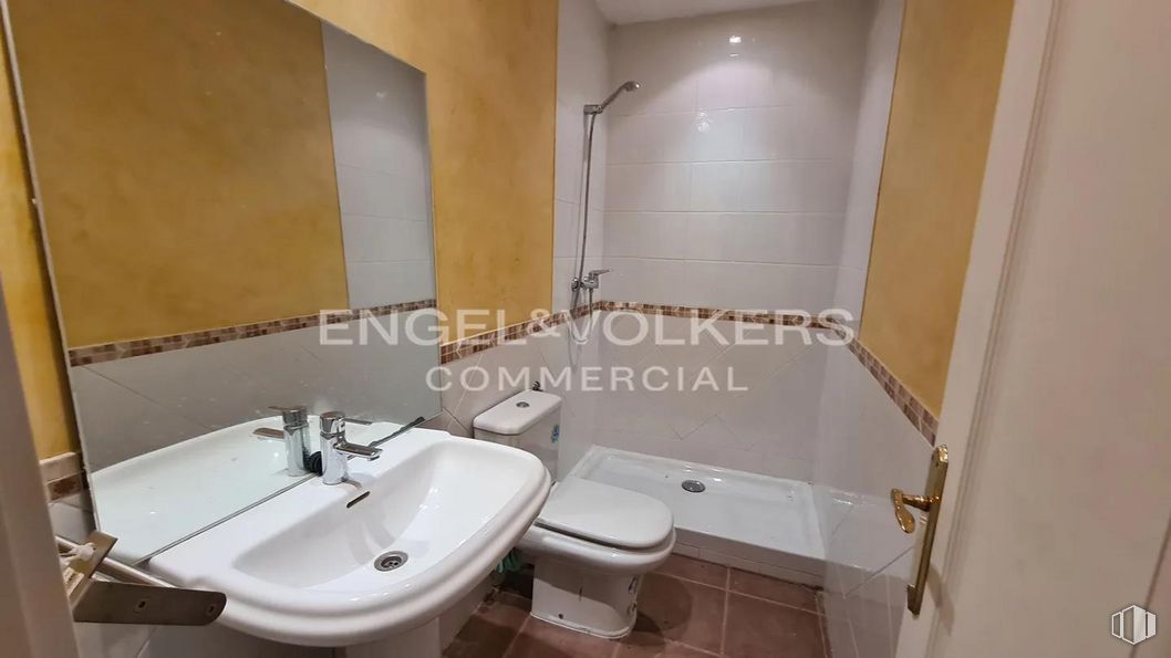 Local en venta en Calle Escudo, Las Rozas de Madrid, Madrid, 28230 con fregadero, inodoro, espejo, grifo, accesorios de fontanería, propiedad, bañera, cuarto de baño, edificio y lavabo alrededor