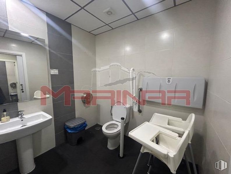 Retail for rent at Zona centro, Seseña, Toledo, 45223 with sink, plumbing fixture, mirror, tap, building, bathroom, purple, lighting, bathroom sink and interior design around