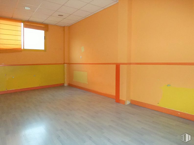 Retail for rent at Zona Arroyo Culebro, Leganés, Madrid, 28914 with window, fixture, building, house, wood, hall, floor, flooring, wood stain and ceiling around