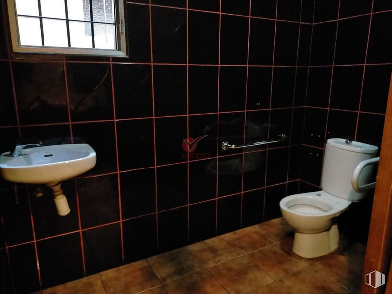 Retail for sale at Calle Diego Jesús Jiménez, Cuenca, 16004 with toilet, sink, window, brown, plumbing fixture, property, bathroom, toilet seat, black and purple around