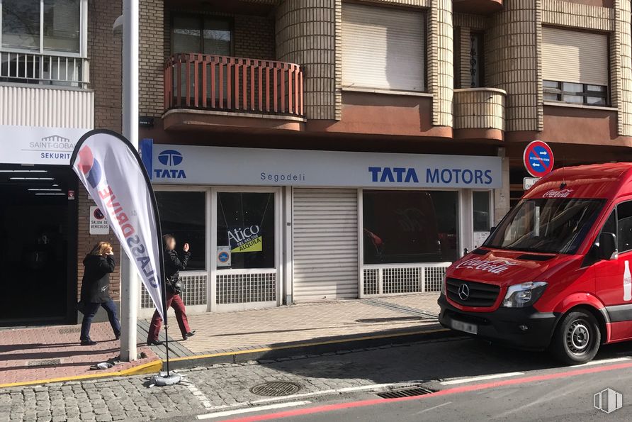 Local en alquiler en Paseo del Conde de Sepúlveda, Segovia, 40006 con persona, rueda, neumático, ventana, vehículo, edificio, vehículo motorizado, camioneta, modo de transporte y coche alrededor