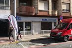 Retail for rent at Paseo del Conde de Sepúlveda, Segovia, 40006 with person, wheel, tire, window, vehicle, building, motor vehicle, van, mode of transport and car around