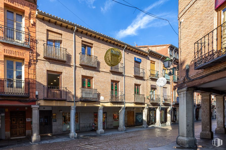 Oficina en alquiler en Calle Mayor, 26, Alcalá de Henares, Madrid, 28801 con edificio, ventana, cielo, tiempo de día, propiedad, nube, diseño urbano, vecindario, barrio residencial y planta alrededor