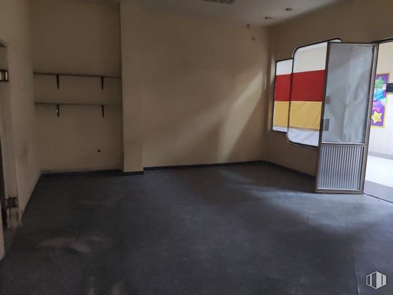 Retail for sale at Calle Cataluña, Getafe, Madrid, 28903 with door, flooring, floor, ceiling, tile flooring, hall, cleanliness, tile, plywood and plaster around