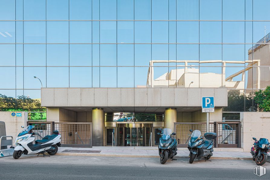 Oficina en alquiler en Edificio A Platinum, Calle Trespaderne, 10, Barajas, Madrid, 28042 con motocicleta, persona, neumático, rueda, cielo, vehículo, azul, edificio, infraestructura y vehículo de motor alrededor