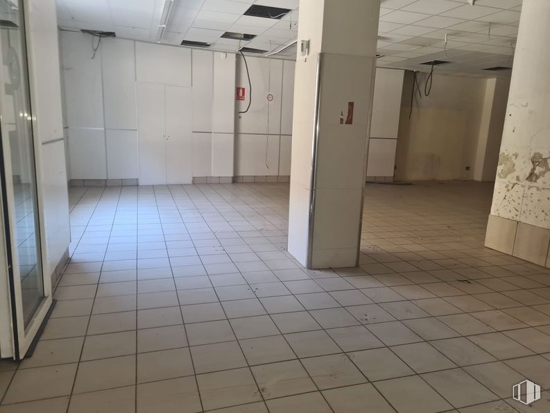 Retail for sale at Paseo de Ezequiel González, Segovia, 40002 with fixture, flooring, floor, tile flooring, composite material, glass, ceiling, hall, building material and house around