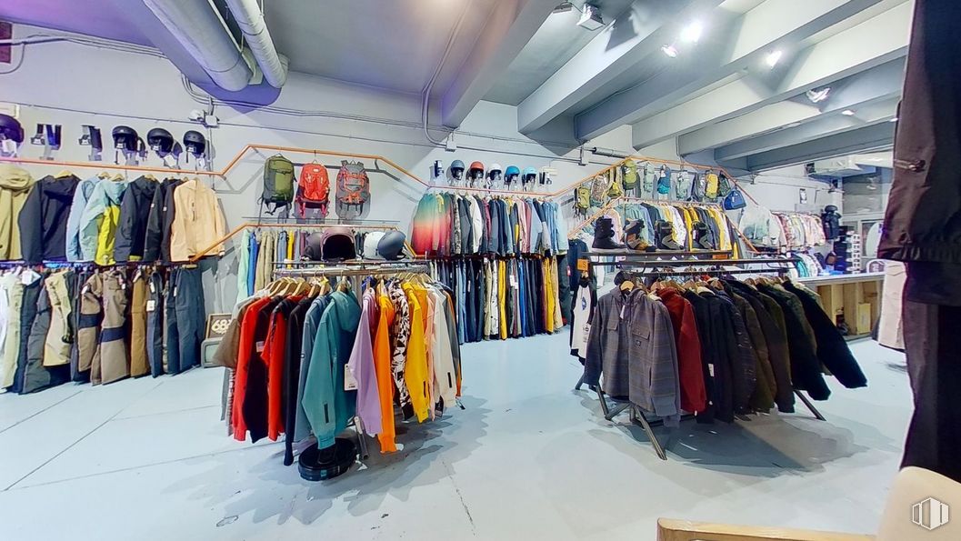 Local en venta en Calle de Hilarión Eslava, Chamberí, Madrid, 28015 con ropa, percha, estante, línea, venta al por menor, camiseta, ropa deportiva, diseño de moda, servicio y vestuario laboral alrededor