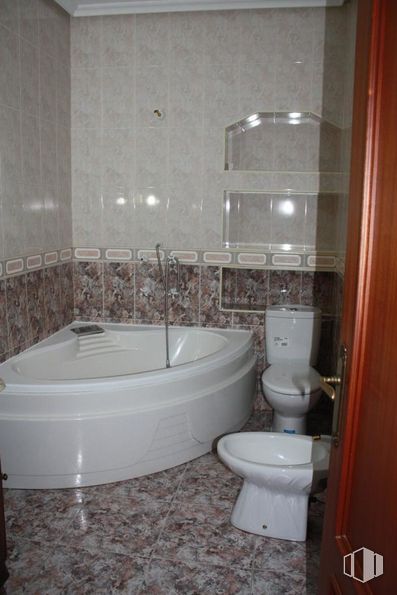 Retail for sale at Avenida Moreno Torres, 31, Alcaudete de la Jara, Toledo, 45662 with toilet, door, brown, bathtub, property, plumbing fixture, bathroom, fixture, building and interior design around