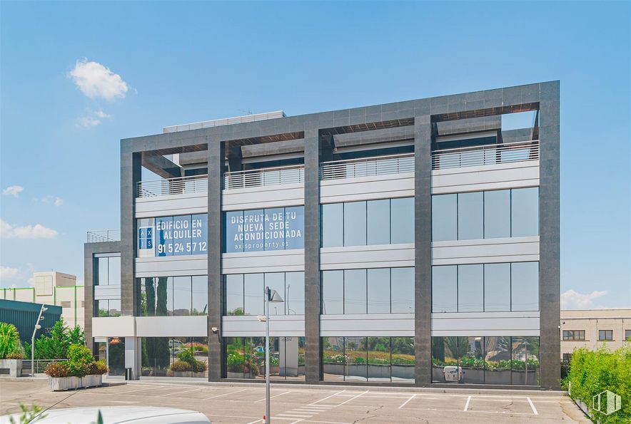 Oficina en alquiler en Carretera Fuencarral, 98, Alcobendas, Madrid, 28108 con edificio, planta, cielo, nube, diseño urbano, árbol, edificio comercial, casa, ventana y bloque de pisos alrededor