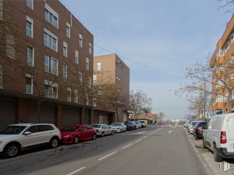 Local en venta en Zona Campo de Tiro, Leganés, Madrid, 28911 con coche, edificio, camioneta, rueda, luz de estacionamiento, neumático, vehículo terrestre, cielo, vehículo y ventana alrededor