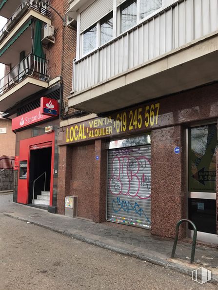 Retail for sale at Calle Plaza Emperatriz, 9, Carabanchel, Madrid, 28044 with building, window, brickwork, fixture, brick, wood, road surface, facade, sidewalk and city around