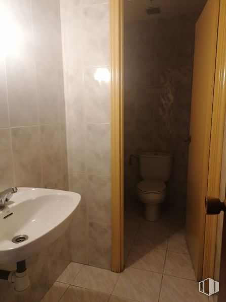 Retail for rent at Calle Mayor, Valdilecha, Madrid, 28511 with toilet, sink, brown, property, bathroom, plumbing fixture, building, bathroom sink, tap and fixture around