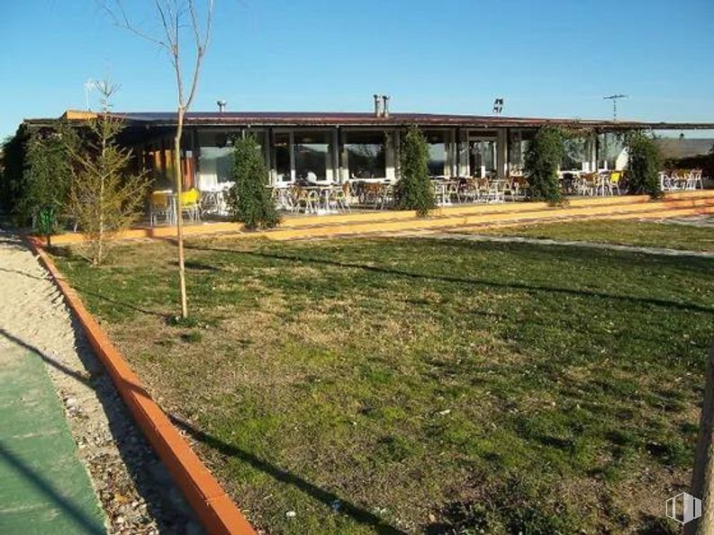 Retail for rent at Soto del Real, Soto del Real, Madrid, 28791 with sky, property, plant, land lot, urban design, shade, grass, tree, asphalt and landscape around