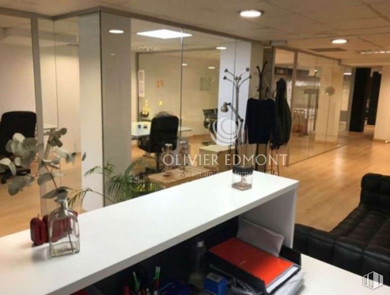 Oficina en alquiler en Zona Príncipe Pío, Moncloa - Aravaca, Madrid, 28008 con mueble, interiorismo, suelos, suelo, techo, silla, alumbrado, suelos de madera, habitación y vidrio alrededor