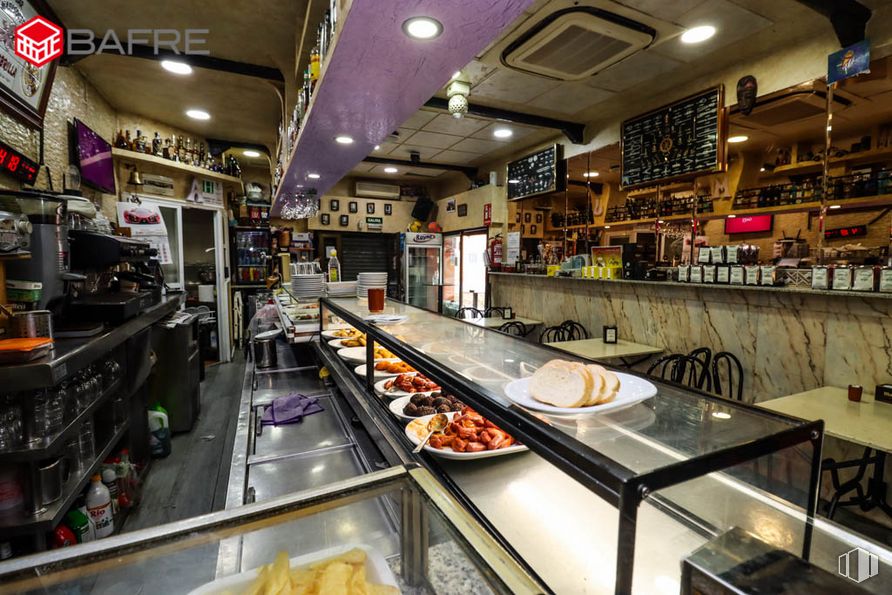 Local en venta en Calle Albaicín, Usera, Madrid, 28041 con comida, vajilla, edificio, cliente, diseño de interiores, venta minorista, estante, compras, mercado y tienda de conveniencia alrededor