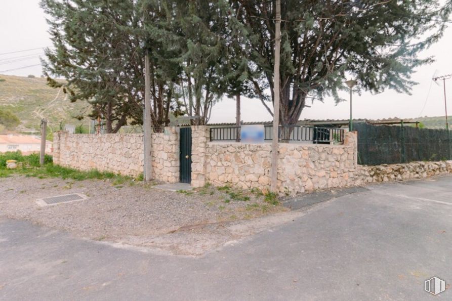 Land for sale at Calle San Roque, Valverde de Alcalá, Madrid, 28812 with plant, road surface, tree, asphalt, land lot, fence, sky, thoroughfare, grass and landscape around