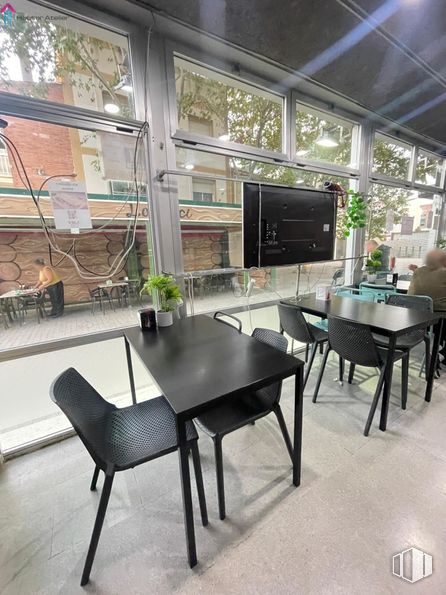 Local en alquiler en Zona Valleaguado - La Cañada, Coslada, Madrid, 28820 con silla, televisión, persona, mesa de cocina y comedor, mesa, mueble, propiedad, edificio, madera y interiorismo alrededor