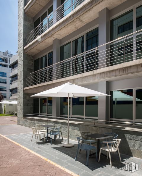 Oficina en alquiler en JC16, Calle Julián Camarillo, 16, San Blas - Canillejas, Madrid, 28037 con silla, edificio, mesa, ventana, paraguas, mueble, sombra, diseño urbano, muebles de exterior y fachada alrededor