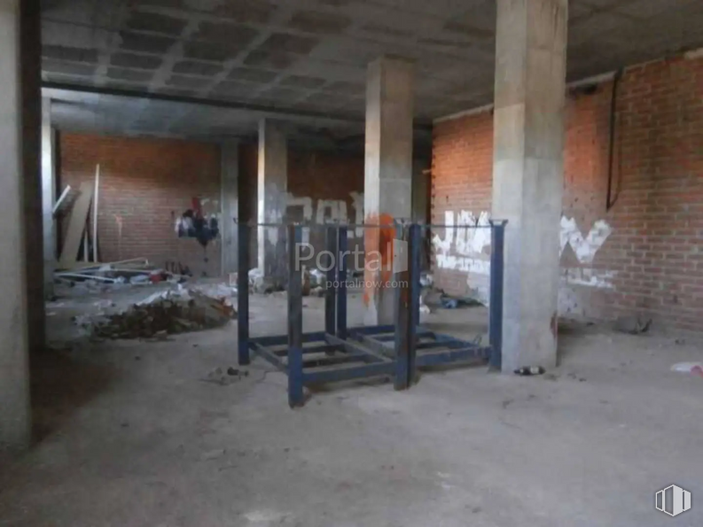 Retail for sale at Calle Agustín Rodríguez Sahagún, Ávila, 05003 with floor, building material, gas, wood, composite material, beam, concrete, brickwork, ceiling and metal around