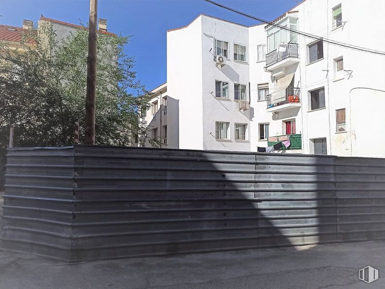 Suelo en venta en Callejón Luna, Arganda del Rey, Madrid, 28500 con edificio, cielo, ventana, escaleras, superficie de la carretera, diseño urbano, asfalto, madera, acera y material compuesto alrededor